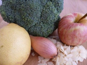 Brokkoli Salat mit Apfel und Mandeln (12)_kompr.